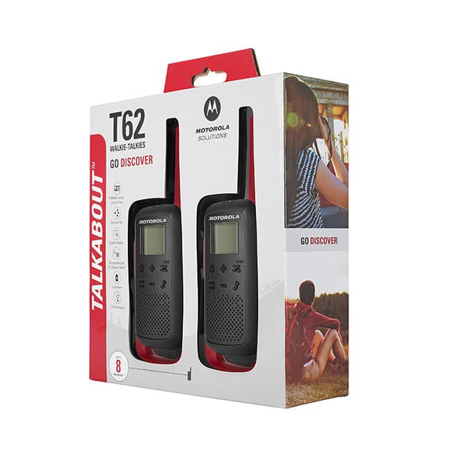 Dvě černé radiostanice Motorola TALKABOUT T62 viditelné v průhledném obalu, balení má bílý design s červenými a černými detaily.
