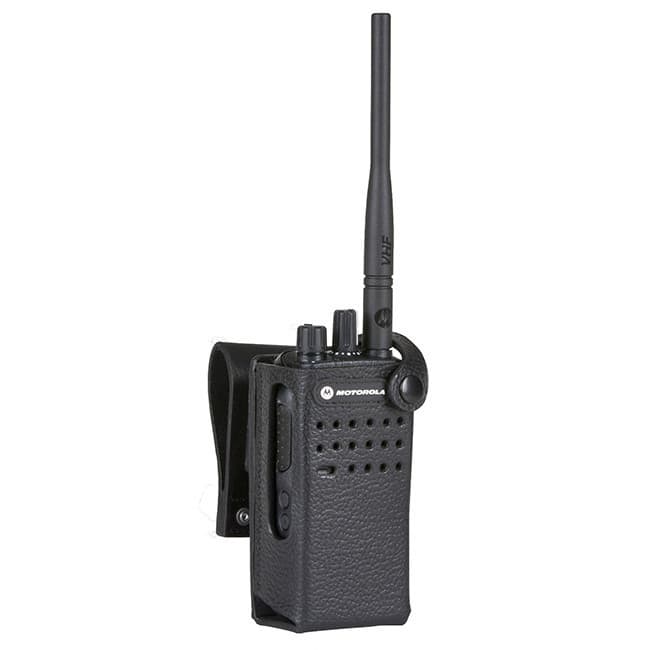 Černé, odolné PMLN5868 pouzdro z tvrdé kůže s klipem na opasek pro radiostanici Motorola DP2400e z pravého boku.