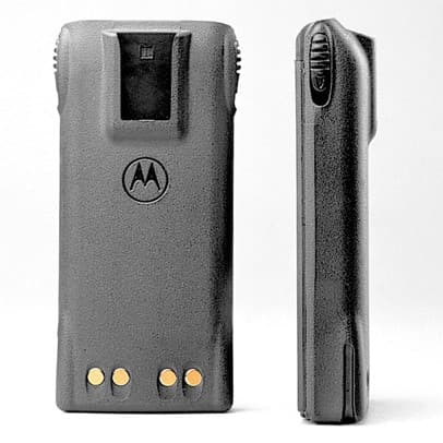 HNN9012 Baterie NiCd 1550 mAh, čelní a boční pohled. Viditelné logo Motorola, nabíjecí kontakty a úchyt pro sponu.