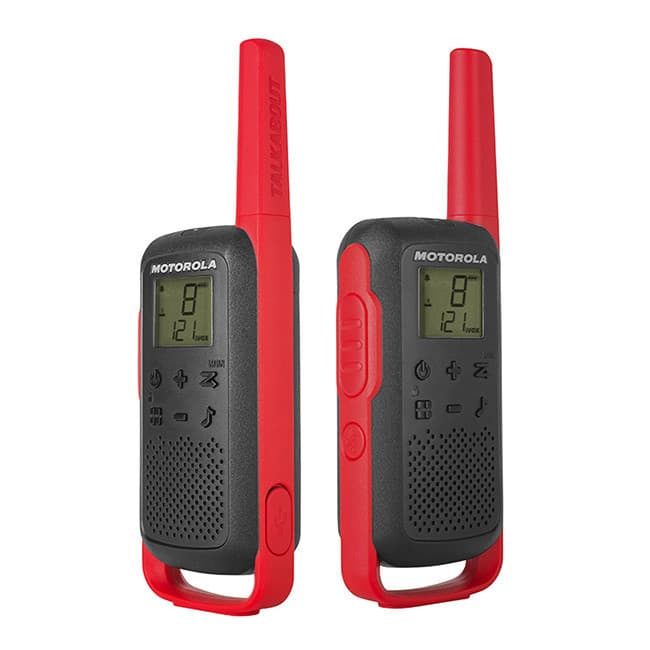 Dvě červeno-černé radiostanice Motorola TALKABOUT T62 PMR446 zepředu z mírného úhlu, viditelné displeje, přední ovládání a reproduktory.