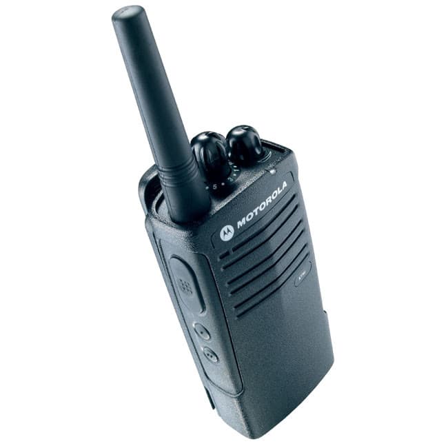 Radiostanice Motorola XTNi zešikma shora zleva, detail na ovládací prvky na levé straně. Zřetelně viditelné anténa a otočné regulátory.