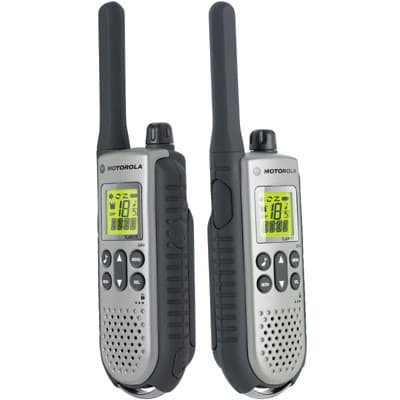 Dvě čelně vyobrazené radiostanice Motorola TLKR T7 Family Pack s černými anténami a bočními tlačítky, ukazující displej, reproduktor a stříbrná tlačítka ovládání.