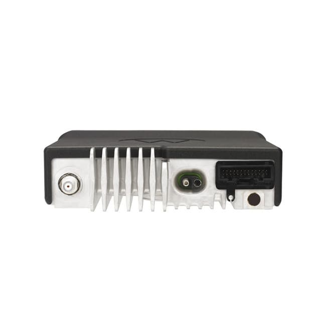 Zadní strana radiostanice Motorola MOTOTRBO™ DM4600e UHF, detail chladicího žebrování a konektorů, včetně anténního konektoru a napájecího vstupu.