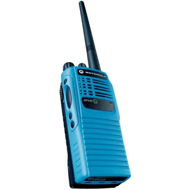 Mírně šikmý pohled zepředu na radiostanici Motorola GP340 ATEX Blue UHF s výraznou modrou barvou těla a logem Motorola.