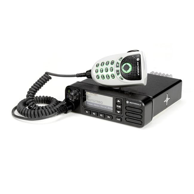 Čelní pohled na radiostanici Motorola MOTOTRBO DM4600e VHF s připojeným klávesnicovým mikrofonem PMMN4090A.