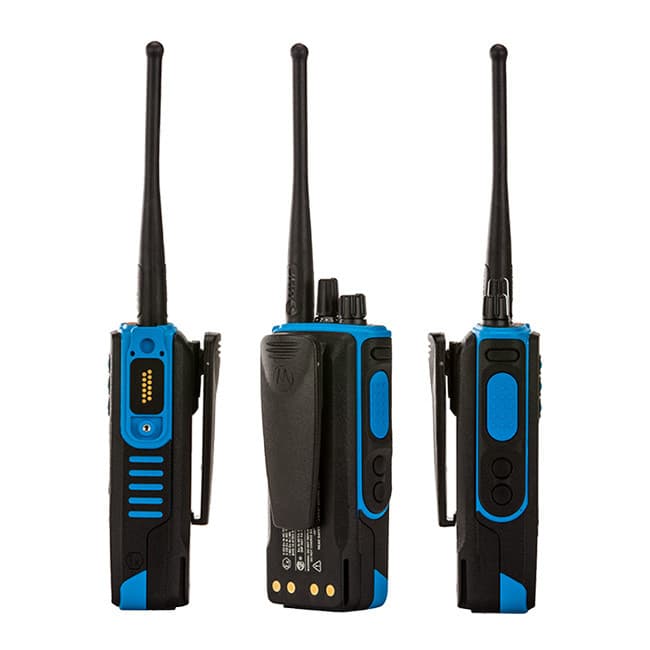Tři pohledy na Motorola DP4801 ATEX UHF, GPS, BT. Zleva: zadní strana s konektory, střed: zadní strana s klipem, vpravo: boční pohled s programovatelnými tlačítky.