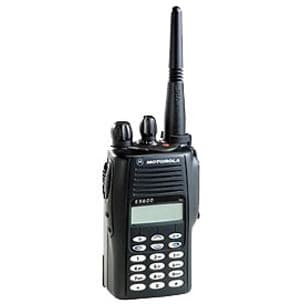 Radiostanice Motorola GP 388 VHF z mírného boku. Je vidět anténa, displej a celková robustní konstrukce zařízení. Bez příslušenství.