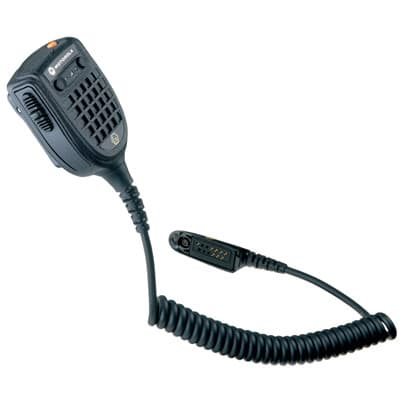 Čelní pohled na robustní ATEX oddělený reproduktor s mikrofonem Motorola GMMN1111 s krouceným kabelem a konektorem pro připojení k radiostanici.