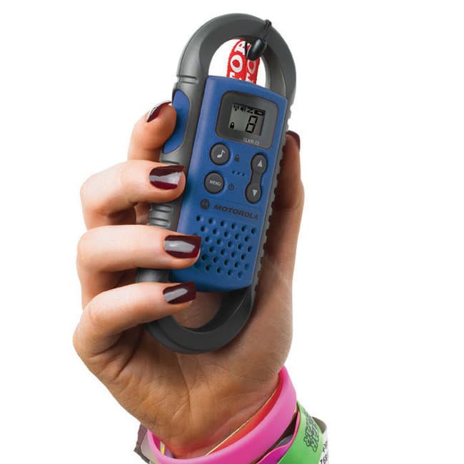 Ženská ruka držící modrou PMR446 radiostanici Motorola TLKR T3 s připevněnou červenou šňůrkou.