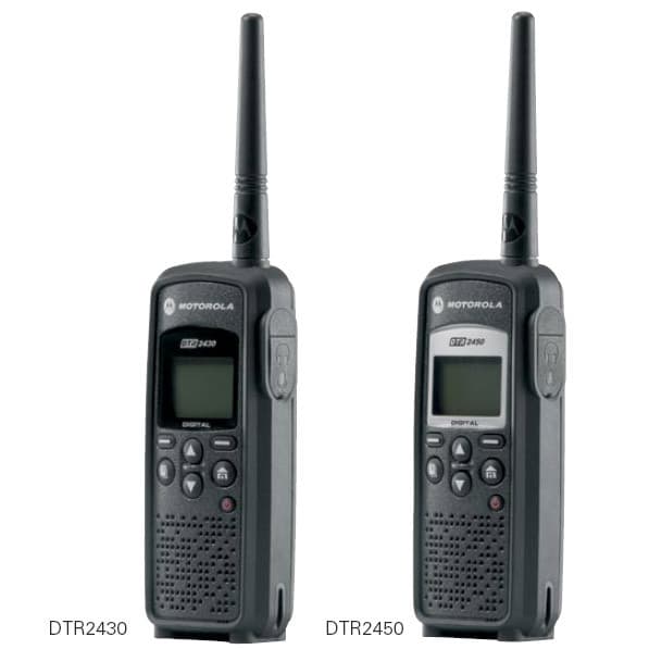Srovnání dvou radiostanic Motorola DTR2430 a DTR2450 z čelního pohledu. DTR2450 vpravo se stříbrným panelem.