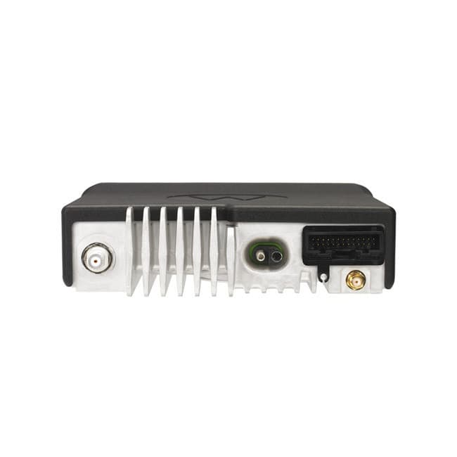 Pohled zezadu na radiostanici Motorola MOTOTRBO DM4401e s detailními konektory pro anténu, externí reproduktor a multifunkční konektor pro příslušenství.