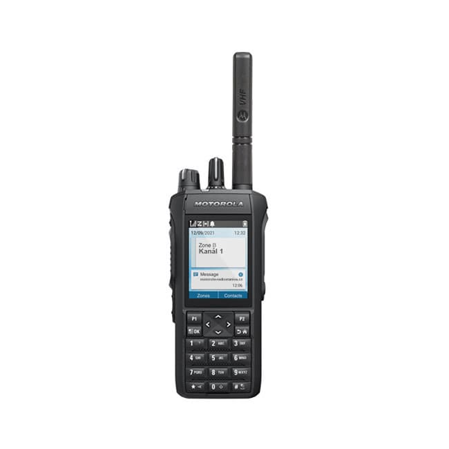 Černá radiostanice Motorola MOTOTRBO™ R7 FKP zepředu s aktivním displejem zobrazujícím název kanálu a numerickou klávesnicí.
