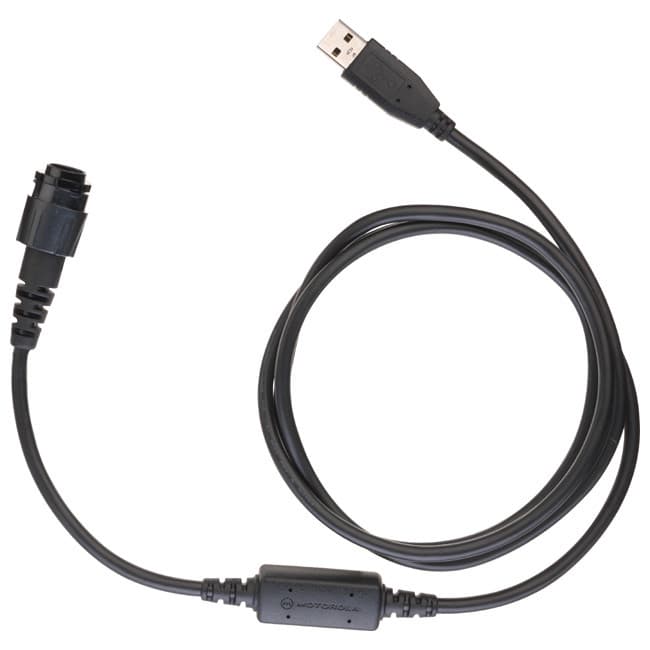 Černý programovací kabel Motorola HKN6184 s USB konektorem, navinutý do kruhu, viditelný z ptačí perspektivy na bílém pozadí.