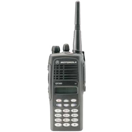 Čelní pohled na profesionální radiostanici Motorola GP380 VHF s anténou, velkým displejem a plnou klávesnicí.
