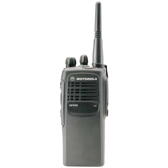 Radiostanice Motorola GP140 VHF, boční pohled. Zobrazuje přední panel s nápisem Motorola, GP140 a otvory reproduktoru.