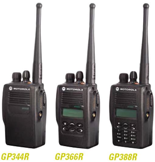 Srovnávací pohled na tři radiostanice Motorola: GP 344R, GP 366R, GP 388R. Každá s displejem a klávesnicí, odlišná velikost.