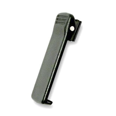 Černý plastový klips HLN8255 s pružinou pro radiostanice Motorola, zobrazený z mírně horního pohledu mírně zleva. Viditelný kloub mechanizmu.