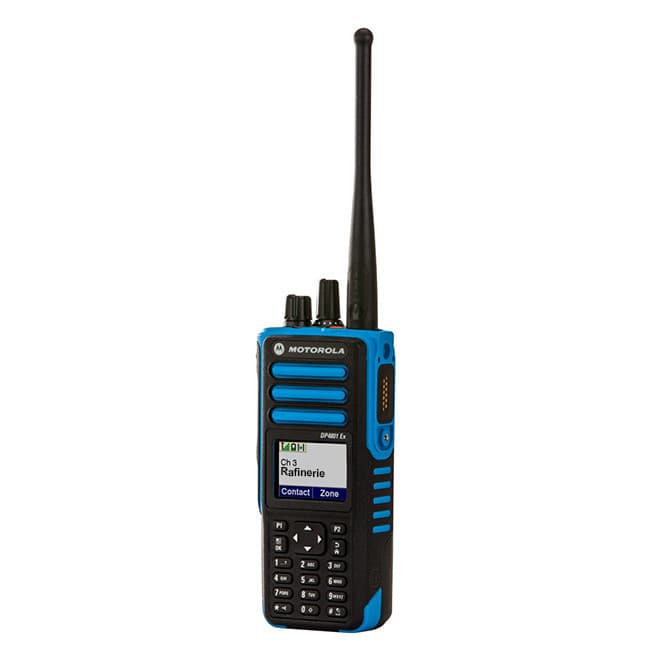 Čelní pohled na radiostanici Motorola DP 4801 ATEX VHF GPS BT v modro-černém provedení. Zobrazuje barevný displej a numerickou klávesnici.