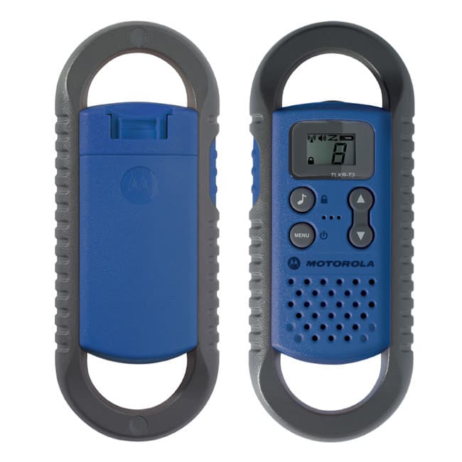 Přední a zadní strana modré PMR446 radiostanice Motorola TLKR T3, detail na kryt baterií.