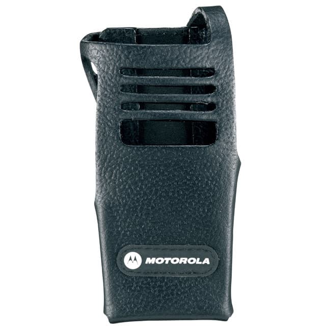 Přední pohled na černé kožené pouzdro PMLN5030. Zřetelně viditelné otvory pro reproduktor a štítek s logem Motorola.