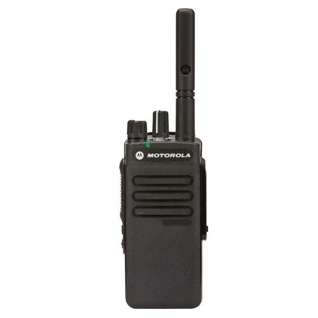 Radiostanice Motorola DP2400 UHF z čelního profilu. Je viditelná anténa, logo Motorola a zelená LED indikace.