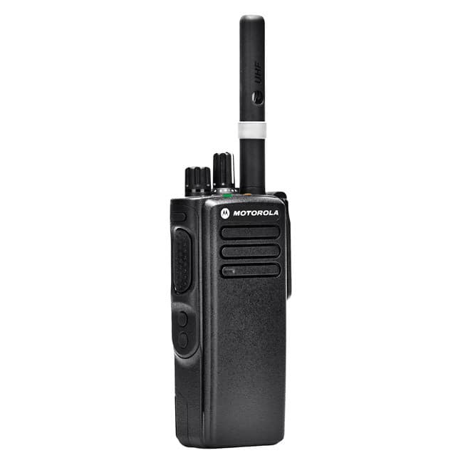 Čelní zobrazení radiostanice Motorola DP4401 UHF s dominantní anténou s UHF označením a logo Motorola.