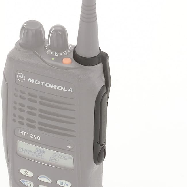 Detailní pohled na radiostanici Motorola HT1250 se zobrazenou krytkou konektoru audio příslušenství HLN9820, která je upevněna v horní části vedle antény a otočného voliče.