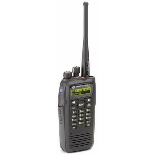 Čelní pohled na radiostanici Motorola DP 3600 VHF s klávesnicí, displejem „Contacts" a anténou s logem GPS.