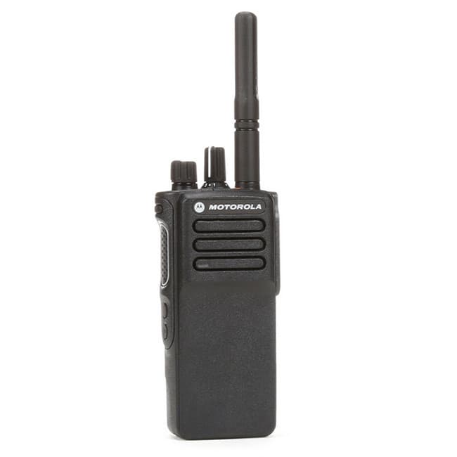 Detailní pohled zepředu na černou vysílačku Motorola MOTOTRBO™ DP4401e UHF s anténou a logem Motorola na těle.