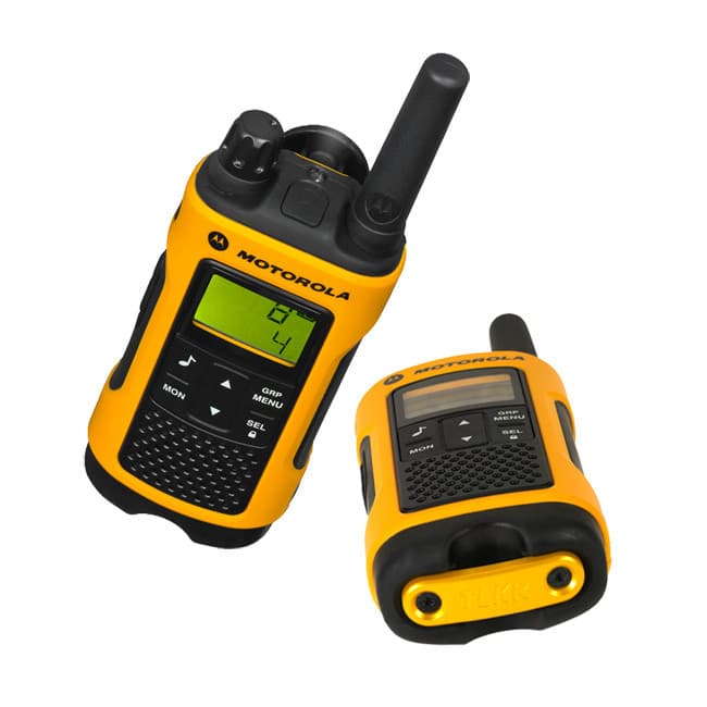 Šikmý pohled shora na žluté radiostanice Motorola TLKR T80 Extreme, jedna leží a druhá stojí s aktivním displejem.