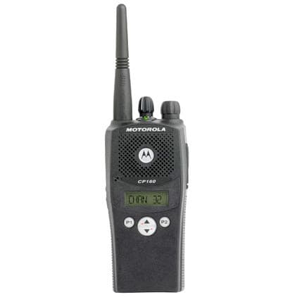Čelní pohled na černou radiostanici Motorola CP160 VHF s anténou, mřížkou reproduktoru, displejem zobrazujícím „CHAN 32“ a navigačními tlačítky.