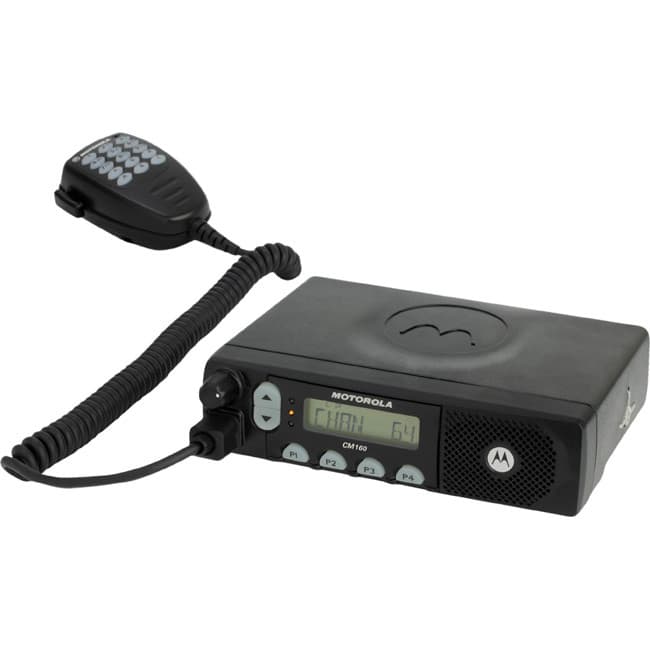 Radiostanice Motorola CM160 VHF z 3/4 pohledu, s připojeným mikrofonem a spirálovým kabelem PMLN8304.