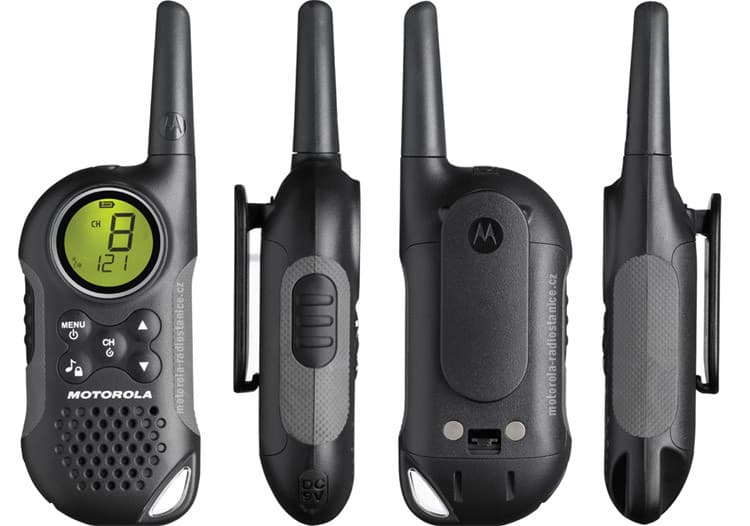 Čtyři pohledy na černou radiostanici Motorola TLKR T6 PMR446: přední s displejem, boční s PTT tlačítkem a DC 9V portem, zadní s klipem a konektory, druhý boční.