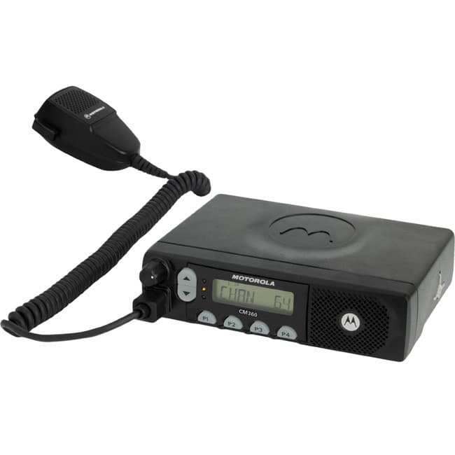 Radiostanice Motorola CM360 UHF šikmo zprava s mikrofonem PMMN4090A. Vidět displej s textem „CHAN 64“ a čtyři tlačítka P1-P4.