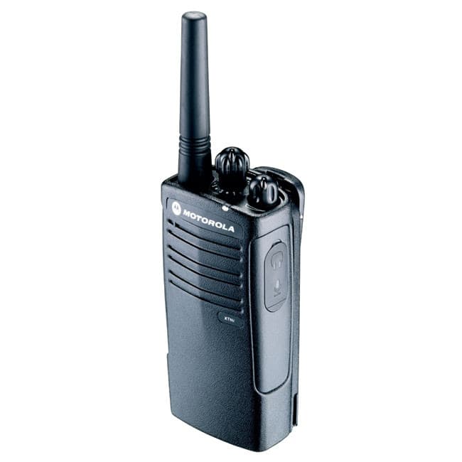 Radiostanice Motorola XTNi zprava, PTT tlačítko nahoře. Detail otočných ovladačů. Logo MOTOROLA a model na přední straně.