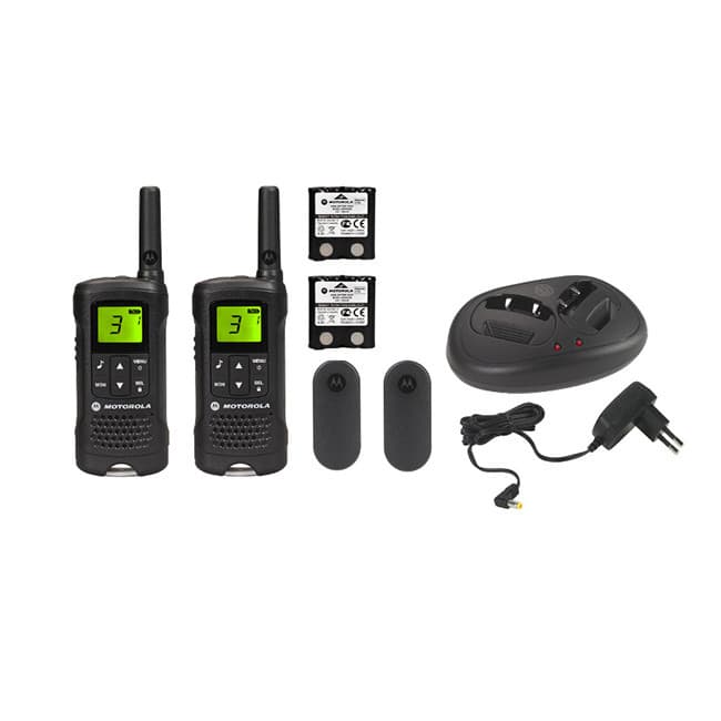 Kompletní balení radiostanic Motorola TLKR T61 PMR446: 2 stanice, 2 baterie, nabíječka s adaptérem a 2 klipsy na pásek.