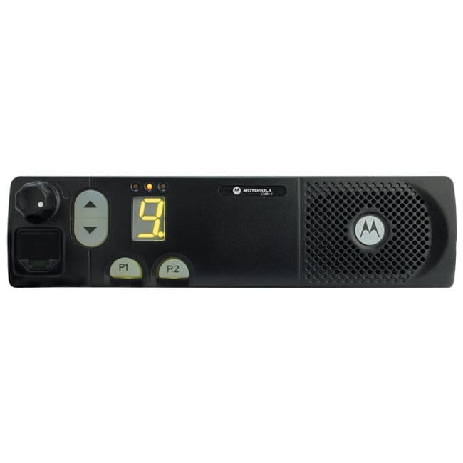 Čelní panel mobilní radiostanice Motorola CM340 s alfanumerickým displejem, tlačítky P1, P2 a ovládáním hlasitosti/kanálů zepředu.