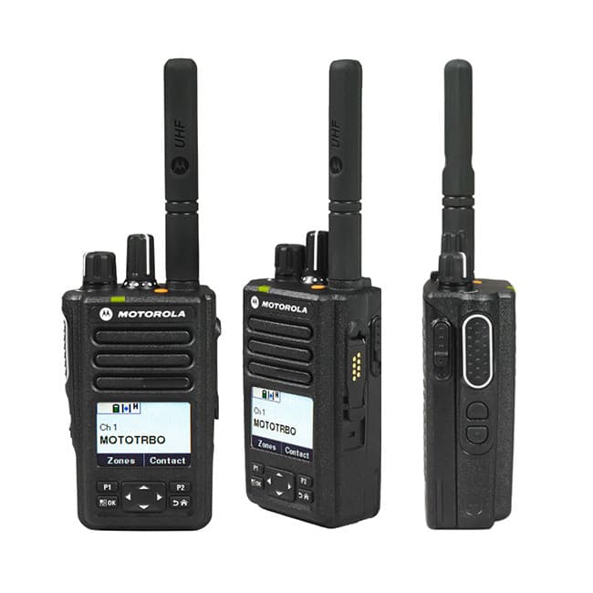 Tři úhly pohledu na radiostanici Motorola MOTOTRBO™ DP 3661e UHF. Zepředu je vidět displej, z boku pak konektory příslušenství PMLN8304.