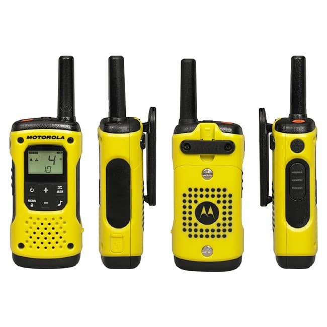 Čtyři pohledy na vysílačku Motorola TLKR T92 H20: zepředu, z levého boku, zezadu, z pravého boku s klipem PMLN8304.