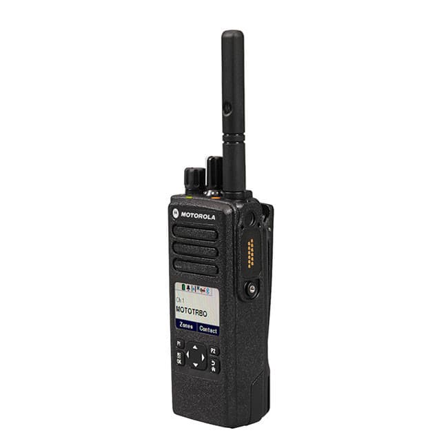 Černá radiostanice Motorola MOTOTRBO™ DP4601e UHF z mírného nadhledu. Vidíme ovládací kolečka, displej a částečně číselnou klávesnici.