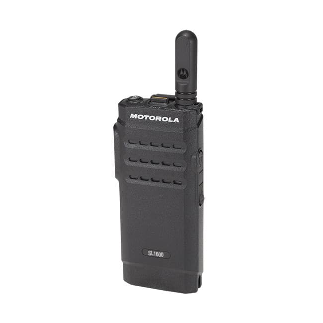 Čelní pohled zleva na vysílačku Motorola MOTOTRBO SL1600 VHF, viditelný displej, logo Motorola a anténa.
