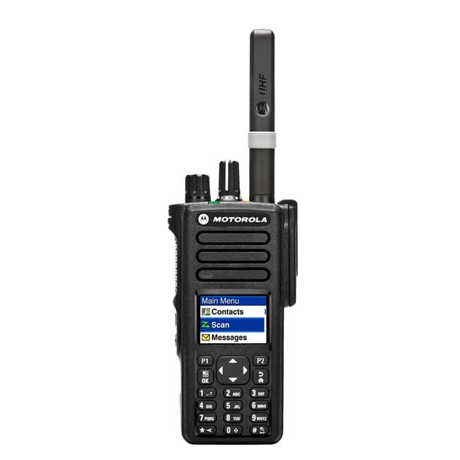 Přední detail radiostanice Motorola DP4800 s hlavní nabídkou na displeji. V horní části anténa, na boku programovatelná tlačítka.