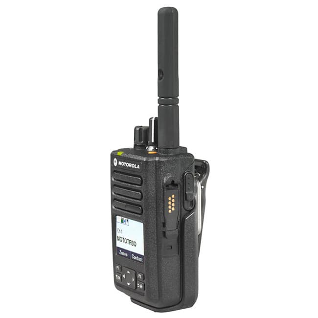 Radiostanice Motorola MOTOTRBO™ DP3661e z diagonálního pohledu, viditelný displej s menu a boční konektor PMLN8304.
