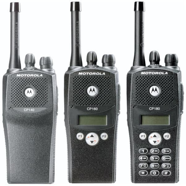 Tři radiostanice Motorola CP140, CP160 a CP180 seřazené vedle sebe pro srovnání detailů klávesnice a designu.