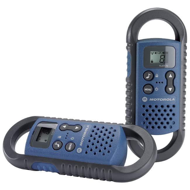 Dvě modré radiostanice Motorola TLKR T3 PMR446. Jedna stojí, druhá leží čelním panelem nahoru.