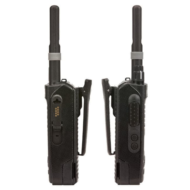 Dvě radiostanice Motorola MOTOTRBO DP2600e VHF z boku v mírném rozestupu s viditelnými bočními tlačítky a úchyty.
