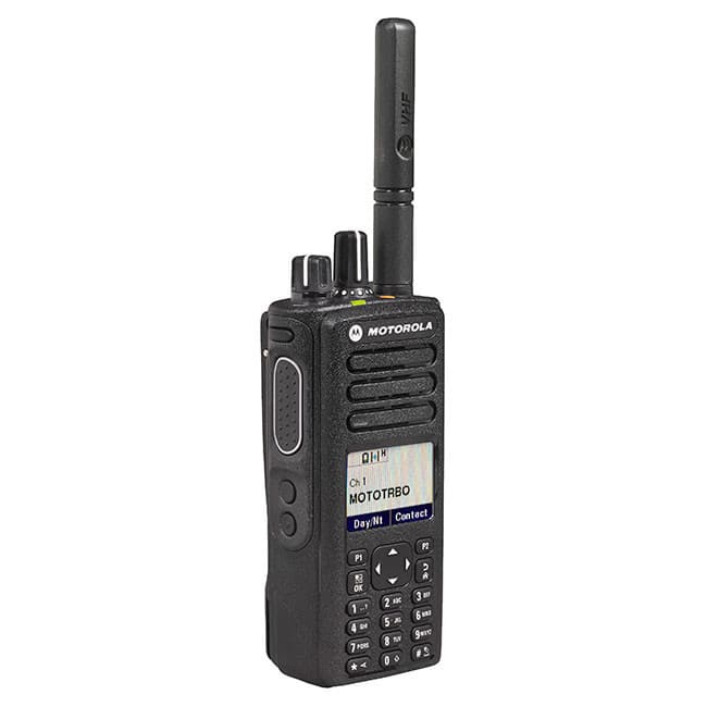 Radiostanice Motorola MOTOTRBO DP4801e UHF s čelním pohledem, viditelný plně barevný displej, numerická klávesnice a ovládací prvky na horní straně.