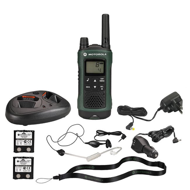 Kompletní balení Motorola TLKR T81 Hunter Pack, sestávající z radiostanice, nabíjecí stanice, napájecího adaptéru, PMLN8304 baterií a dalšího příslušenství.