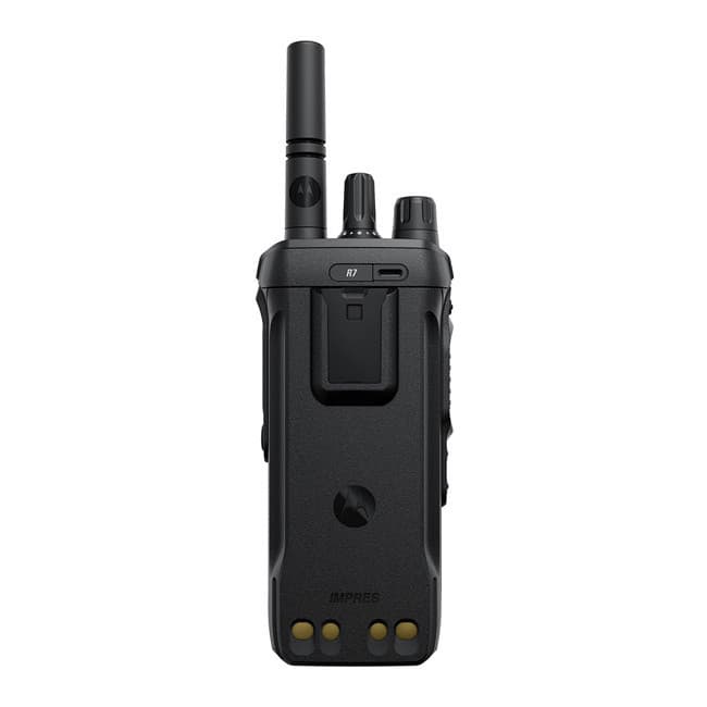 Zadní pohled na černou radiostanici Motorola MOTOTRBO™ R7 FKP, poutko na opasek, 4 zlaté piny pro nabíjení, horní ovládací prvky a krátká anténa.