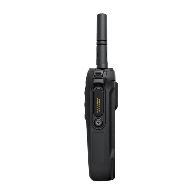 Boční pohled na radiostanici Motorola MOTOTRBO™ R7 FKP Premium s konektory pro příslušenství viditelnými na okraji.